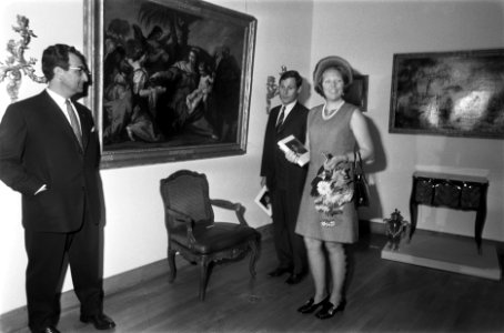 Prinses Beatrix opent tentoonstelling Kunsthandelaar en Verzamelaar in Luthers, Bestanddeelnr 923-3833 photo