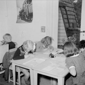 Prinses Irene en klasgenoten aan het schrijven, Bestanddeelnr 255-7411