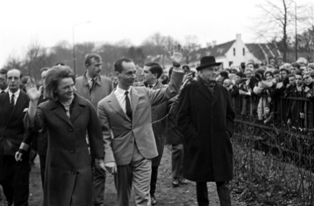 Prinses Irene en Prins Hugo Carlos wandelen door de Paleistuin. Zwaaiend naar he, Bestanddeelnr 916-0364