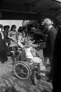 Prinses Beatrix opent revalidatiecentrum Het Roessingh in Enschede Beatrix kri, Bestanddeelnr 927-2190