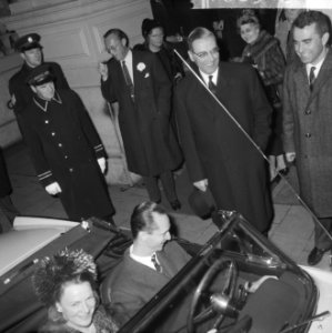 Prinses Irene en Prins Hugo Carlos tijdens de rit in de sportwagen door Amsterda, Bestanddeelnr 916-0383