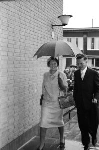 Prinses Beatrix opent school in Leeuwarden. Aankomst in de regen, Bestanddeelnr 912-9299