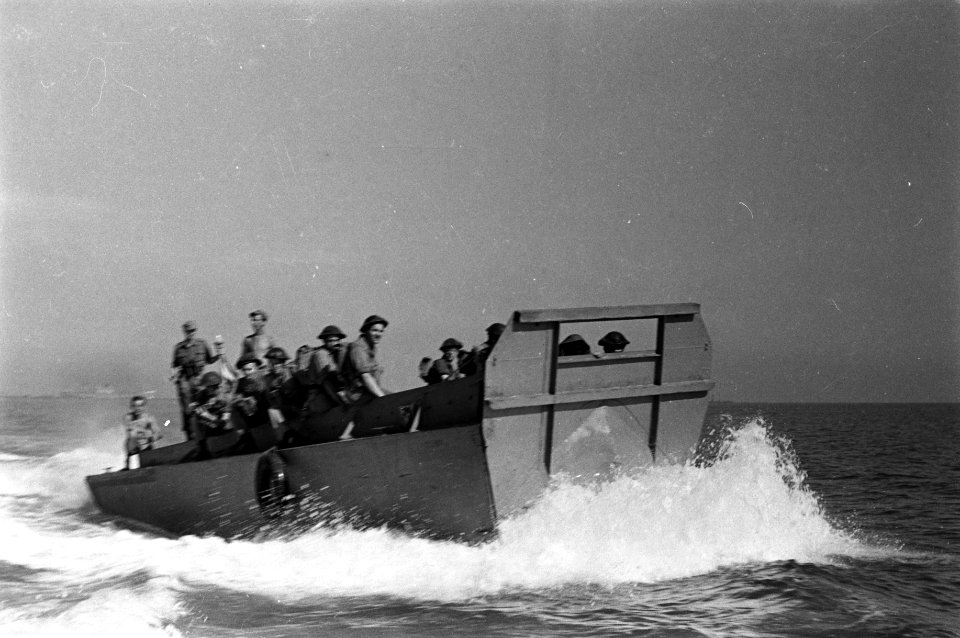 Priok. Landingsvaartuig in volle zee. De inzittenden zijn infanteristen van 4-11, Bestanddeelnr 11893
