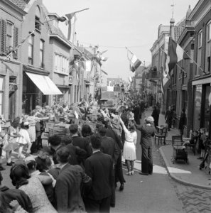 Prinses Irene Brigade trekt door een de Raadhuissraat te Alphen ad Rijn toe, Bestanddeelnr 900-3128