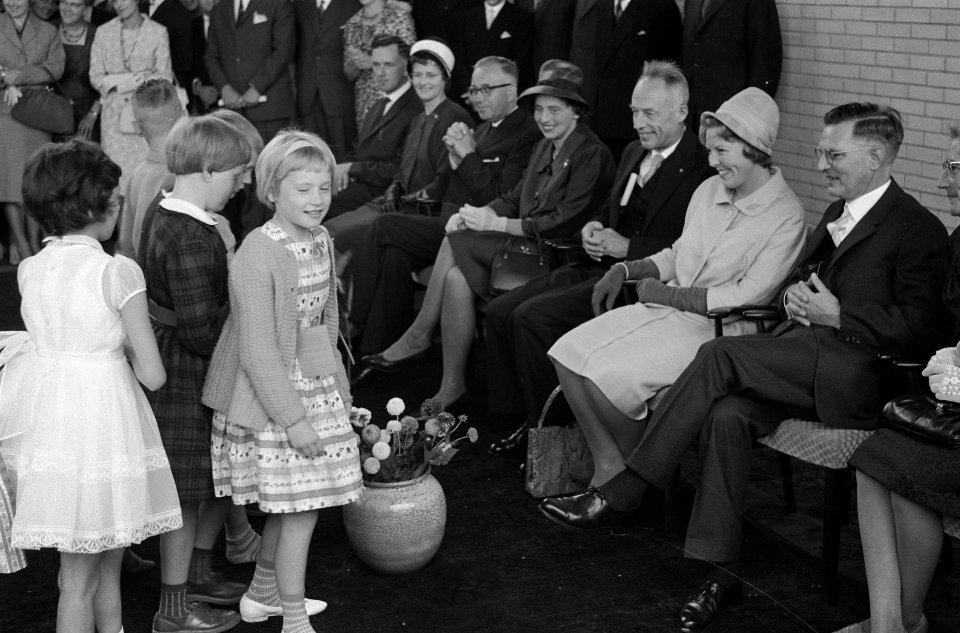 Prinses Beatrix opent school in Leeuwarden, Bestanddeelnr 912-9298