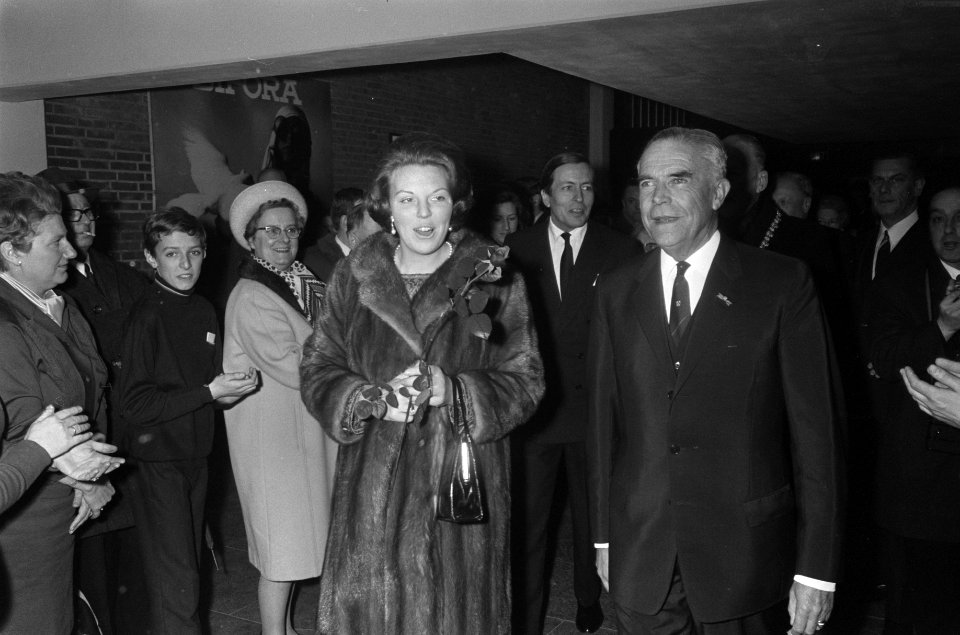 Prinses Beatrix opent nieuw Jaarbeursgebouw, Beatrixgebouw te Utrecht. Prinses B, Bestanddeelnr 923-3119