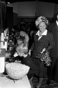 Prinses Beatrix opent tentoonstelling Doe's open in VU in Amsterdam Prinses B, Bestanddeelnr 927-4605