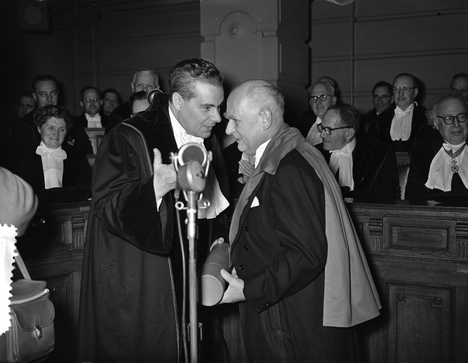 Prof. mr. W.G. Vegting reikt namens de senaat van de Universiteit van Amsterdam , Bestanddeelnr 907-5318