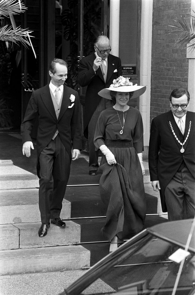 Prinses Irene en Carlos Hugo van Bourbon Parma verlaten het stadhuis, Bestanddeelnr 928-0181