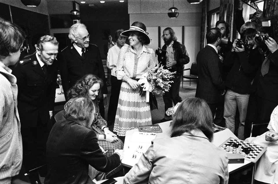 Prinses Beatrix opent nieuw Maatschappelijk Centrum van het Leger des Heils in D, Bestanddeelnr 929-9017
