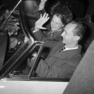 Prinses Irene en Prins Hugo Carlos tijdens de rit in de sportwagen door Amsterda, Bestanddeelnr 916-0382