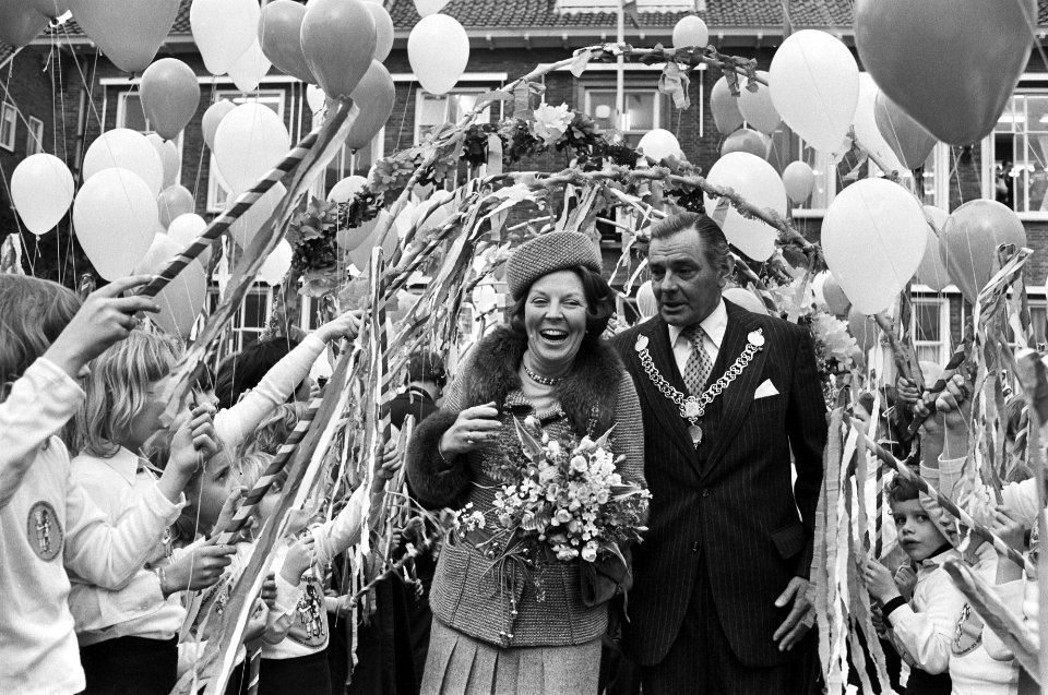 Prinses Beatrix opent nieuw gemeentehuis van Ridderkerk Prinses Beatrix loopt m, Bestanddeelnr 930-7167