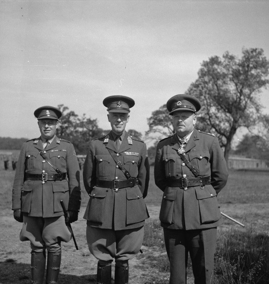 Prinses Irene Brigade. Generaal-majoor Phaff (midden) met luitenant-kolonel Jone, Bestanddeelnr 934-9533