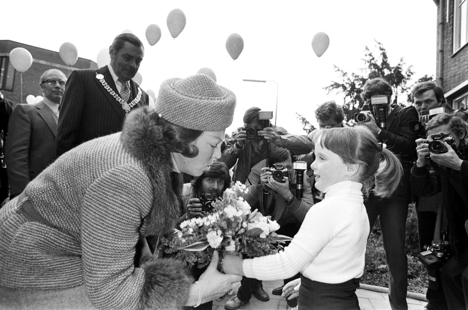 Prinses Beatrix opent nieuw gemeentehuis van Ridderkerk Prinses Beatrix krijgt , Bestanddeelnr 930-7171
