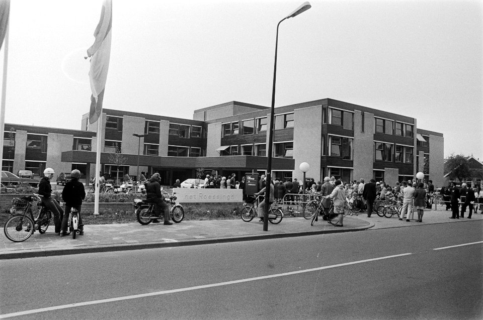 Prinses Beatrix opent revalidatiecentrum Het Roessingh in Enschede Beatrix in , Bestanddeelnr 927-2194