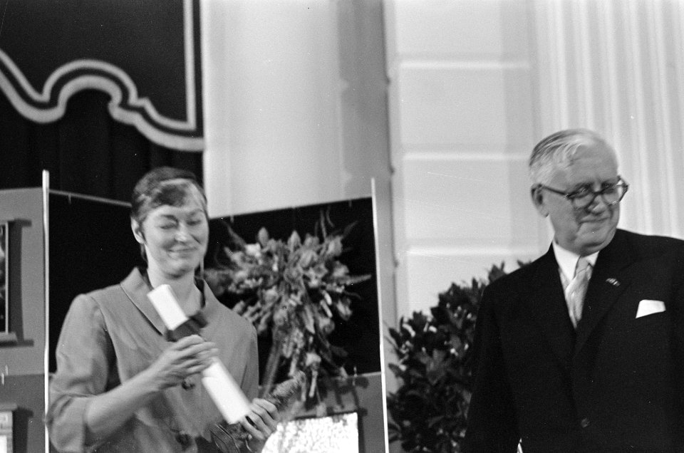 Prof.dr. Ph.J. Idenburg staat klaar de prijs uit te reiken, Bestanddeelnr 921-6971