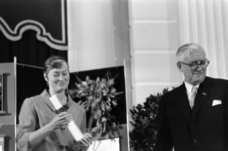 Prof.dr. Ph.J. Idenburg staat klaar de prijs uit te reiken, Bestanddeelnr 921-6971