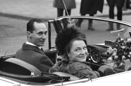 Prinses Irene en Prins Hugo Carlos tijdens de rit in de sportwagen door Amsterda, Bestanddeelnr 916-0381