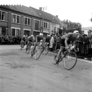 Professionals Onderweg op het parcours, Bestanddeelnr 908-8782