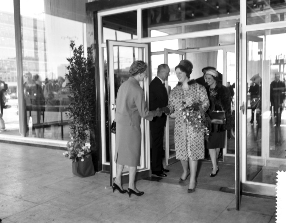 Prinses Irene bezoekt Shellgebouw Rotterdam, Prinses Irene bij binnenkomst, Bestanddeelnr 912-0771