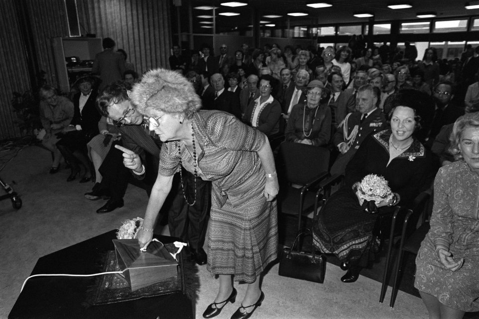 Prinses Juliana tijdens de openingshandeling, Bestanddeelnr 931-7827