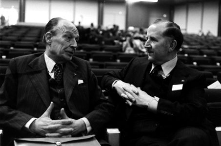 Prof Hofstra (l) met VNO-voorzitter Van Veen, Bestanddeelnr 929-6905