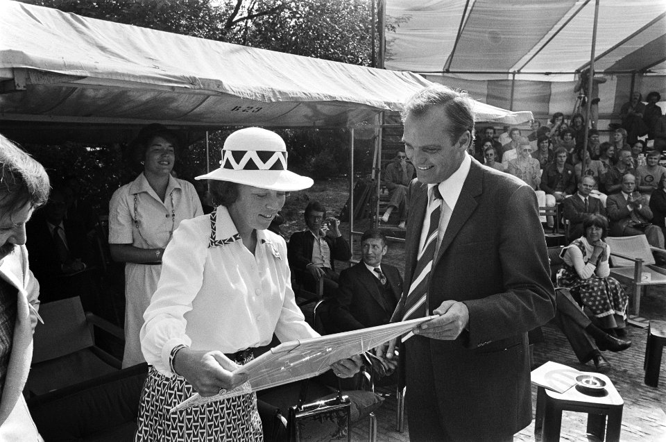 Prinses Beatrix opent nieuwbouw Emiliehoeve in Den Haag Prinses Beatrix in gespr, Bestanddeelnr 928-7563