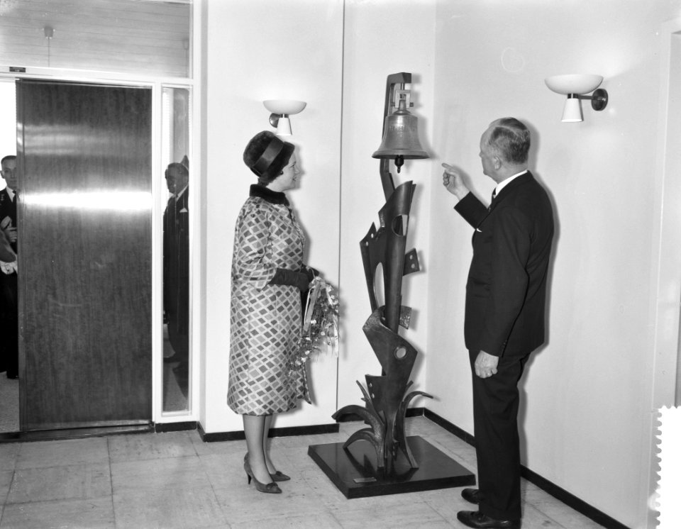 Prinses Irene bezoekt Shellgebouw Rotterdam, Prinses Irene bekijkt scheepsbel, Bestanddeelnr 912-0765