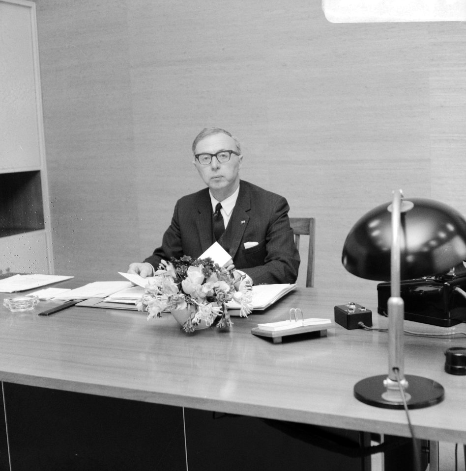 Prof. Zijlstra , directeur Nederlandse Bank, hier aan zij bureau, Bestanddeelnr 920-2932
