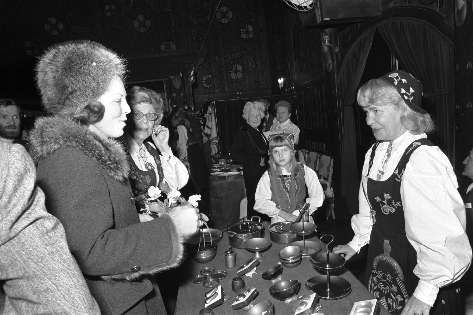 Prinses Beatrix opent Noorse Bazar in Noorse Kerk in Rotterdam Prinses Beatrix , Bestanddeelnr 927-5787