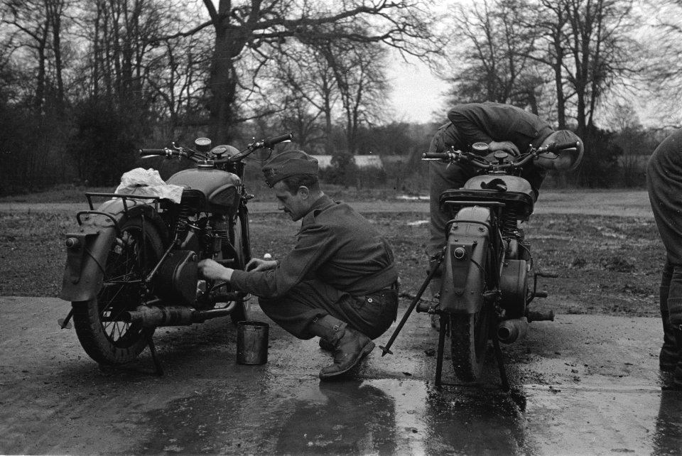 Prinses Irene Brigade in training in een kamp in de Midlands. Motorfietsen word…, Bestanddeelnr 934-9500