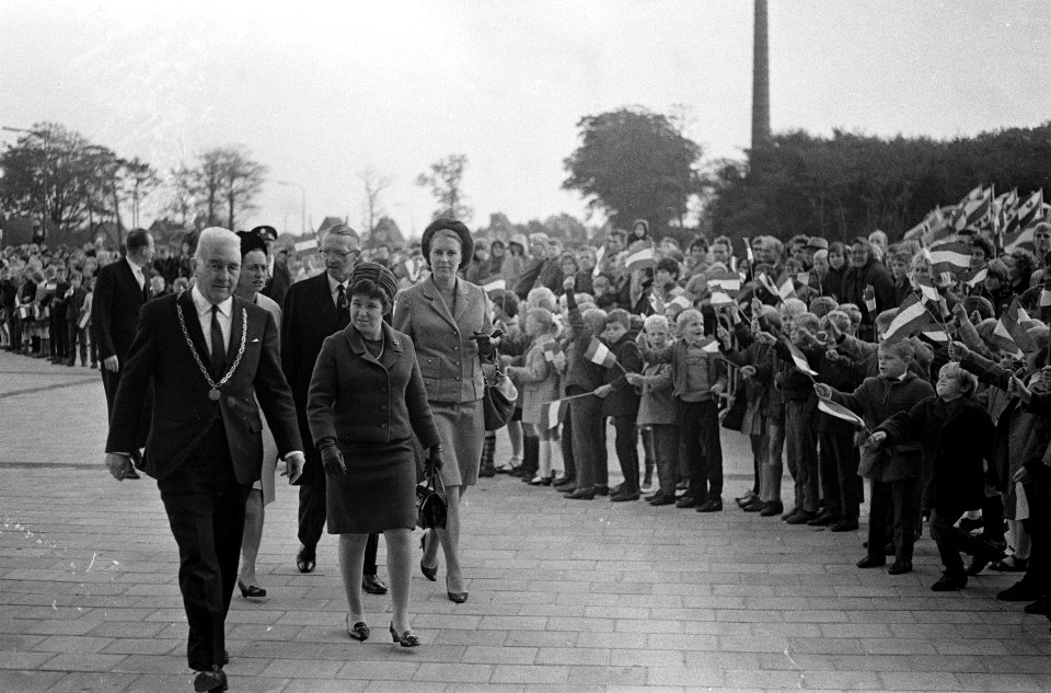Prinses Christina opende ijsstadion Thialf te Heerenveen. Prinses Christina bi, Bestanddeelnr 920-7854