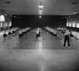 Prinses Irene Brigade in training in een kamp in de Midlands. Gymnastiek in de s, Bestanddeelnr 934-9511