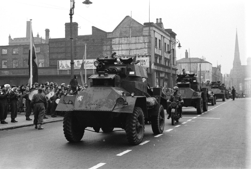 Prinses Irene Brigade Dutch armoured cars passing in a parade in Birmingham du, Bestanddeelnr 934-9456