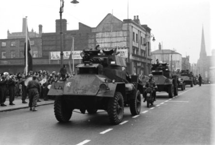Prinses Irene Brigade Dutch armoured cars passing in a parade in Birmingham du, Bestanddeelnr 934-9456