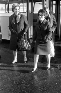 Prinses Christina naar Londen, links haar secretaresse mejuffrouw Vlieger, Bestanddeelnr 919-9001