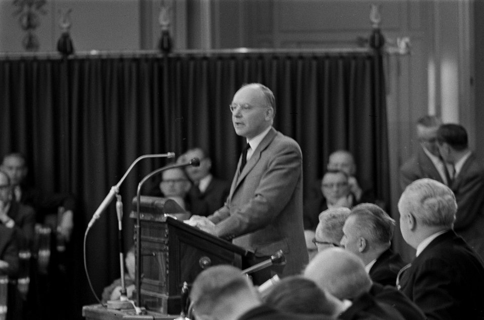 Prof. Vondeling, fractievoorzitter van de PvdA, aan het woord, Bestanddeelnr 916-3041