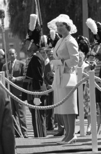 Prinses Irene bij 130-jarig bestaan van garderegiment Grenadiers, Bestanddeelnr 910-4985