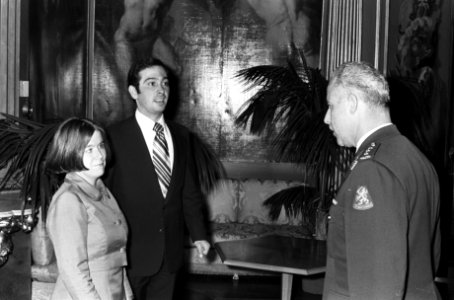 Prinses Christina en Jorge Guillermo nemen cadeaus in ontvangst, Bestanddeelnr 927-9977
