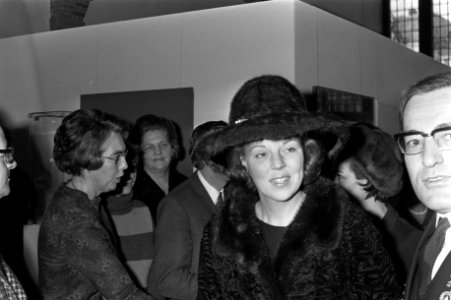Prinses Beatrix opent tentoonstelling beeldhouwwerken van prof J Bronner tgv, Bestanddeelnr 925-2614