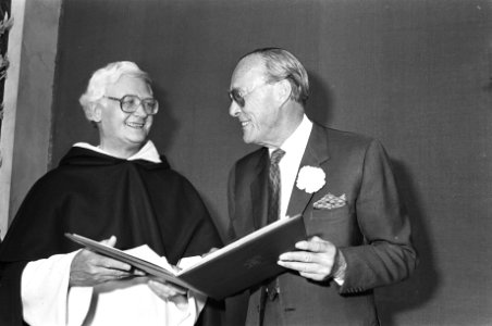 Prof. Schillebeeckx en prins Bernhard, Bestanddeelnr 932-3303
