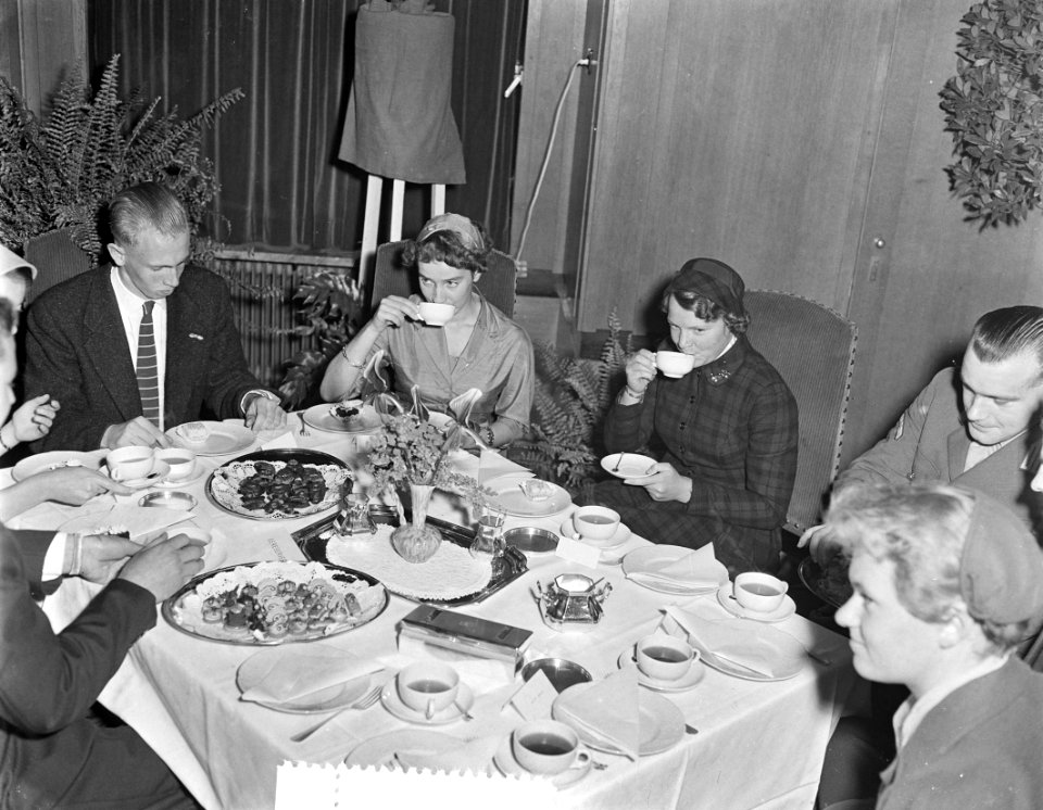 Prinses Irene (tweede van rechts) is in de stad Tilburg voor de onthulling van e, Bestanddeelnr 907-4085
