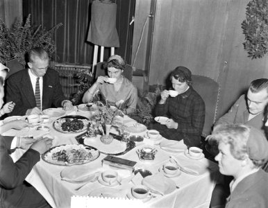 Prinses Irene (tweede van rechts) is in de stad Tilburg voor de onthulling van e, Bestanddeelnr 907-4085