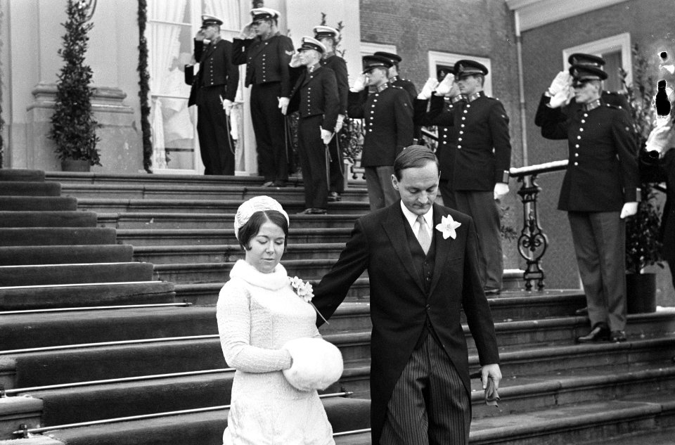 Prinses Christina en begeleider verlaten Huis ten Bosch, Bestanddeelnr 919-9599