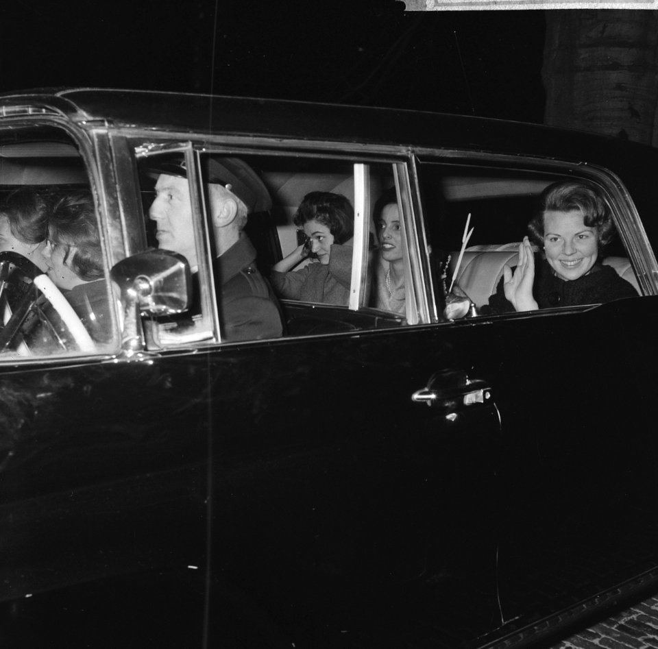 Prinses Irene en Prins Don Carlos , de auto van Prinses Beatrix nadert Paleis So, Bestanddeelnr 916-0310