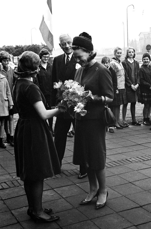 Prinses Irene bracht bezoek aan het Thomas a Kempis Lyceum te Zwolle De prinses, Bestanddeelnr 915-6552