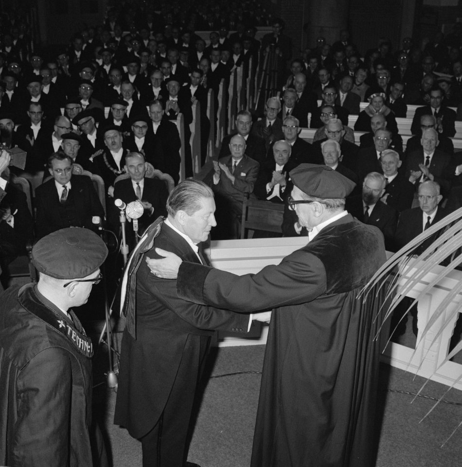 Prof. J.H. van den Broek (r) feliciteert architect Gerrit Rietveld (m), Bestanddeelnr 915-9352