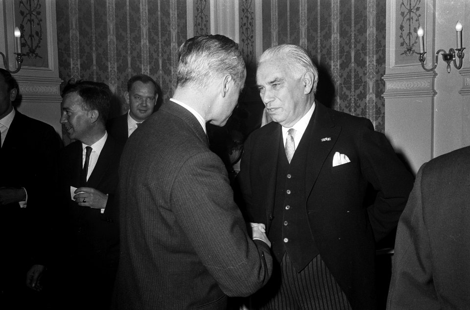 Prof. dr. ir. Gelissen (rechts) tijdens een gesprek, Bestanddeelnr 918-4589