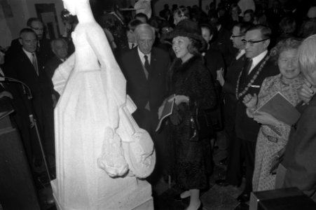 Prinses Beatrix opent tentoonstelling beeldhouwwerken prof J Bronner tgv 90, Bestanddeelnr 925-2613