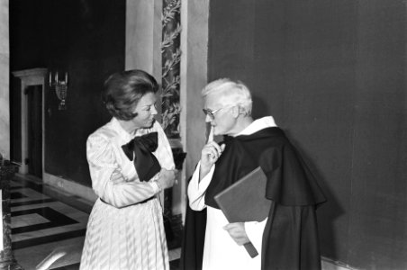 Prof. Schillebeeckx met koningin Beatrix, Bestanddeelnr 932-3302